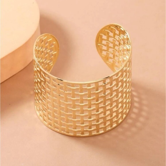 Hollow Out Gold Cuff Bangle Bracelet - NWT - Picture 2 of 6